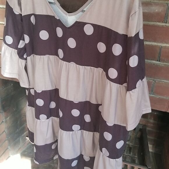Flowy top with dots. Size 2X. - Picture 2 of 2